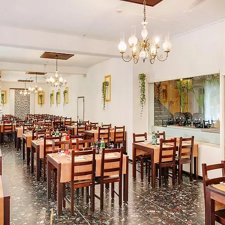 Отель Canova Лидо-ди-Езоло